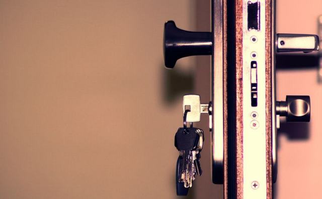 Photo d'illustration : un serrurier intervenant sur une porte d'entrée