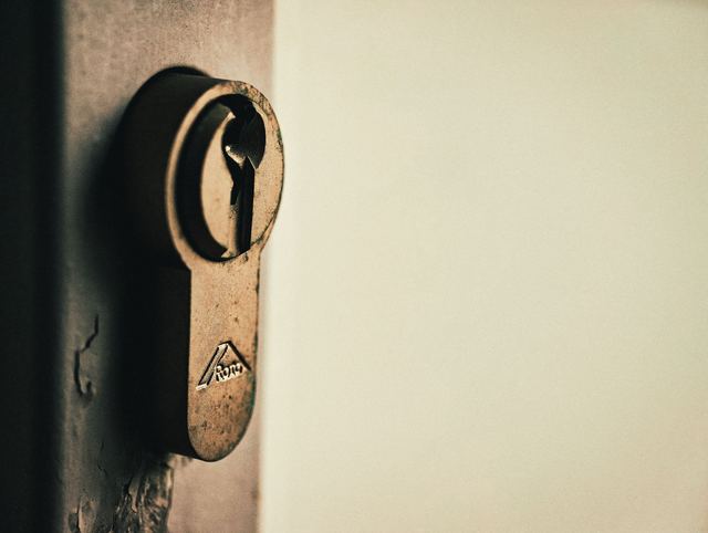 Serrure conforme aux exigences d'une assurance habitation Cylindre de serrure multipoints sur une porte d'entrée
