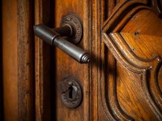 Serrure qui coince ou grince, quel lubrifiant pour le cylindre ?